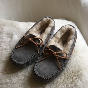 NEVER BEEN WORN UGG Dakota Slipper